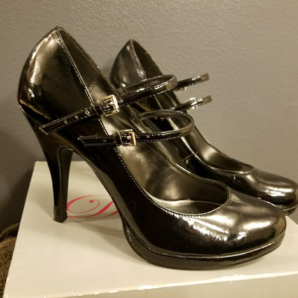 Delicious brand dress shoes